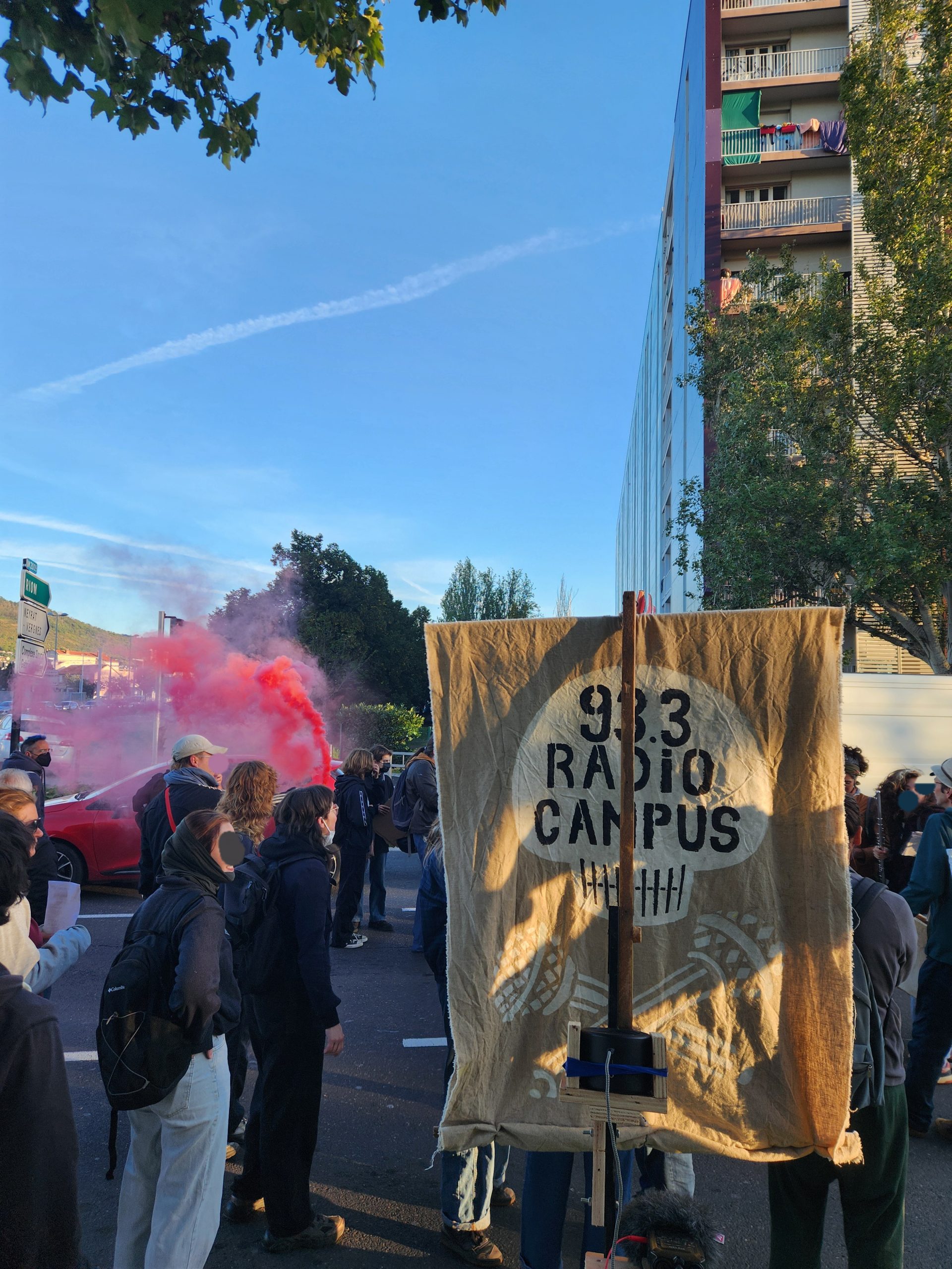 radeau radio a la manif du 10 septembre scaled